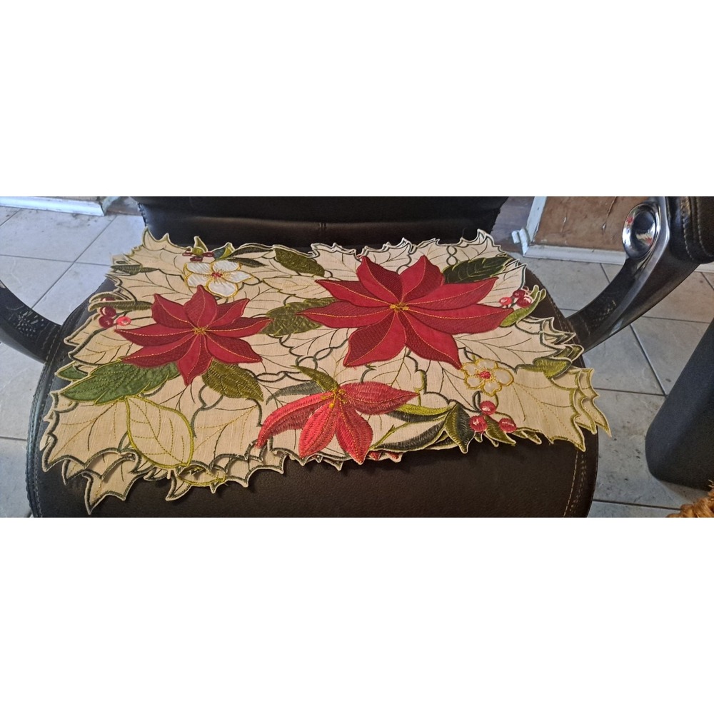 8 Placemats, 4‎ Red Sparkly & 4 Poinsettia